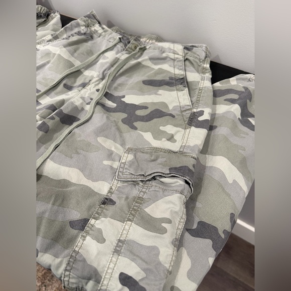 American Eagle Camo Joggers - Picture 2 of 6
